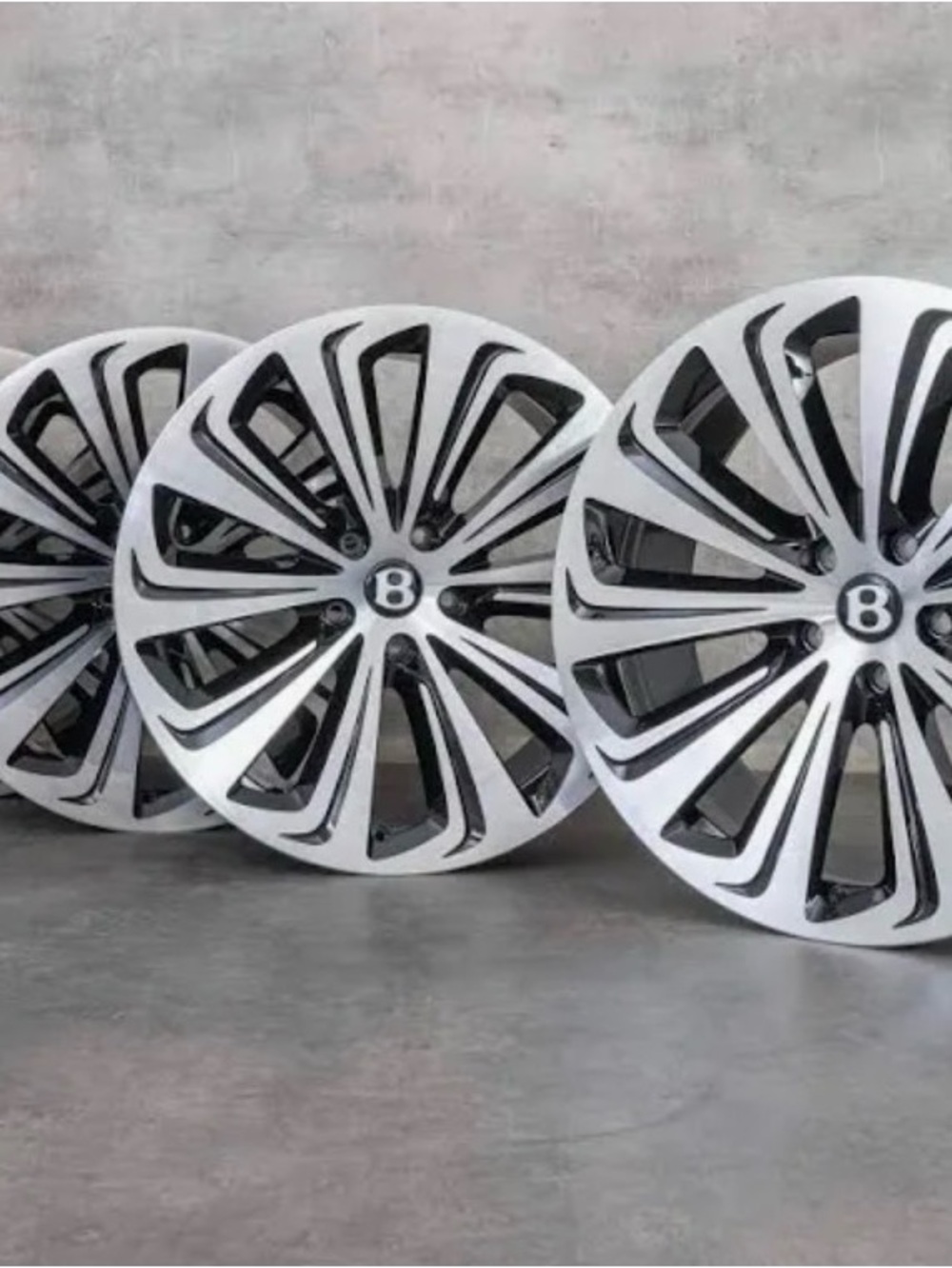 Bentley Style 5-Spoke Alloy Wheel Covers in Silver and Black
